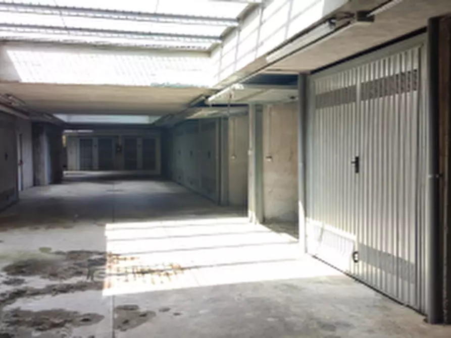 Immagine 1 di Garage in vendita  in Via Piero Gobetti a Garbagnate Milanese