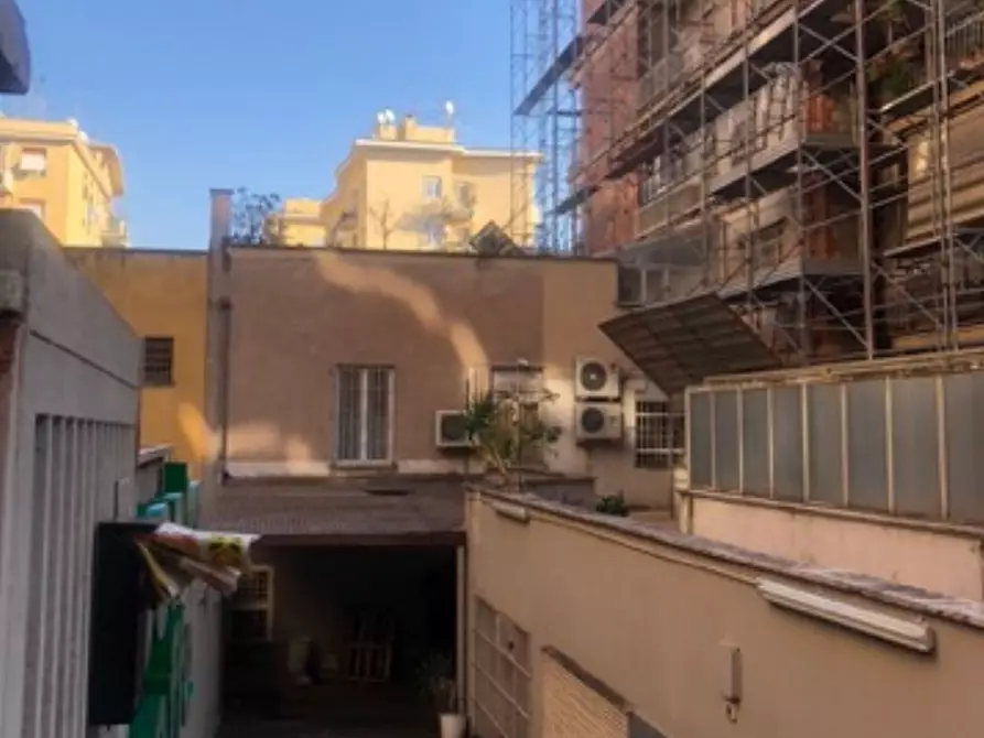 Immagine 1 di Negozio in vendita  in Via Festo Porzio a Roma