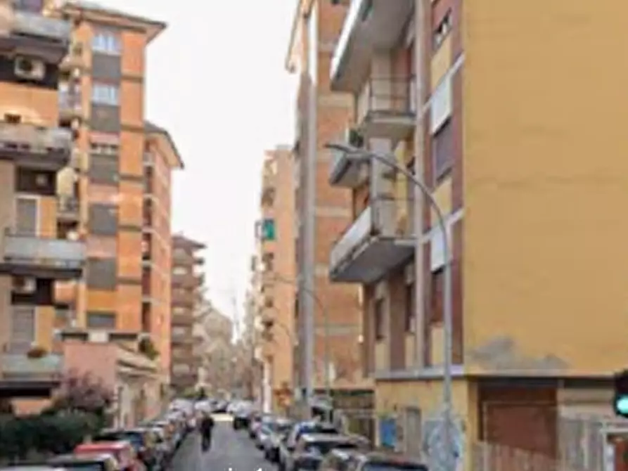 Immagine 2 di Negozio in vendita  in Via Festo Porzio a Roma