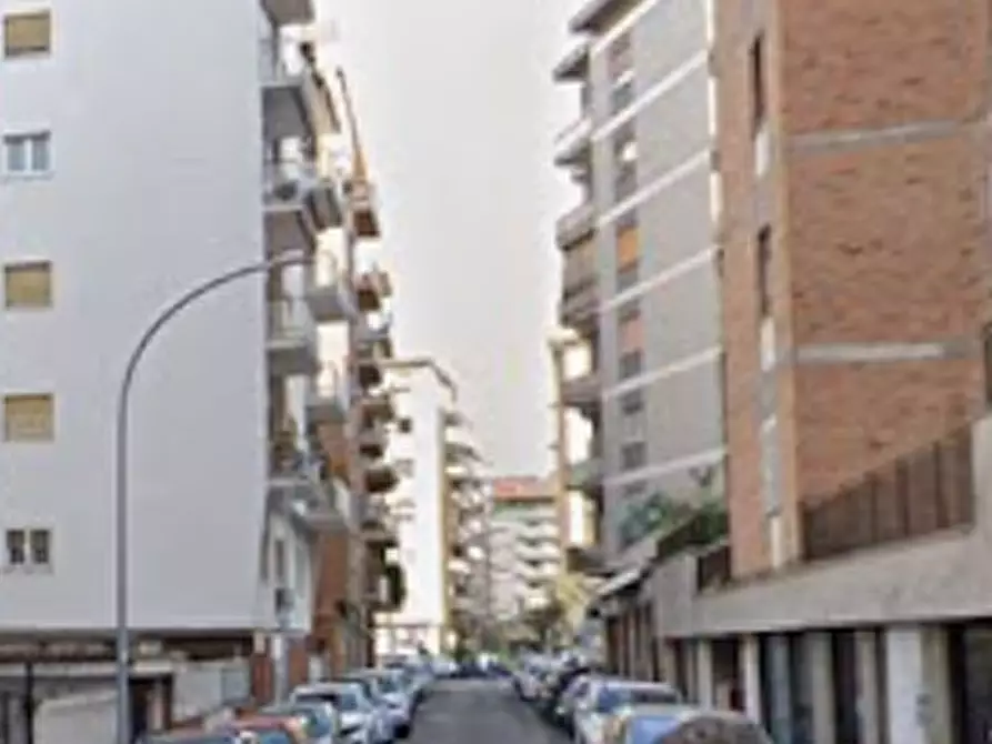 Immagine 3 di Negozio in vendita  in Via Festo Porzio a Roma