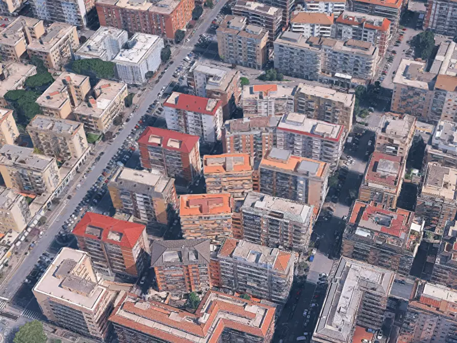 Immagine 4 di Negozio in vendita  in Via Festo Porzio a Roma