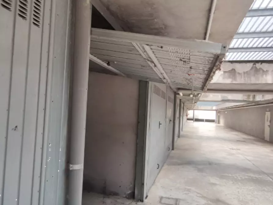 Immagine 1 di Garage in vendita  in Via Gobetti a Garbagnate Milanese