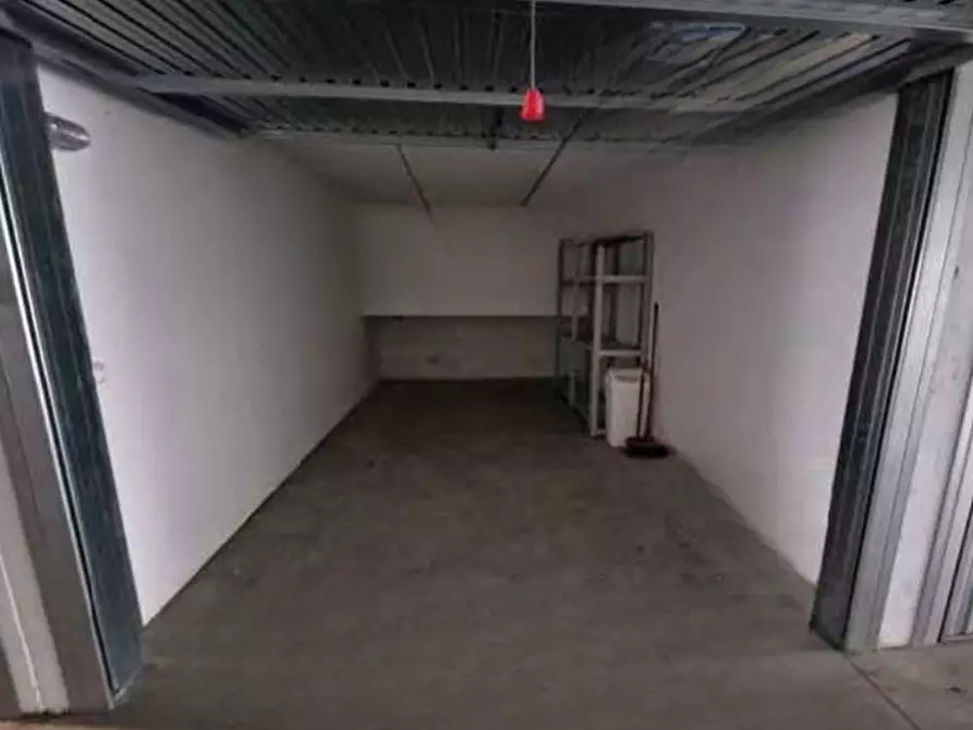 Immagine 1 di Garage in vendita  in Via Pietro Romani a Roma