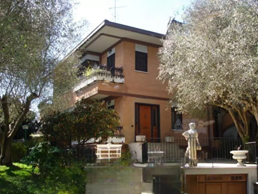 Immagine 1 di Villa in vendita  in via Gustavo Giovannoni  a Roma