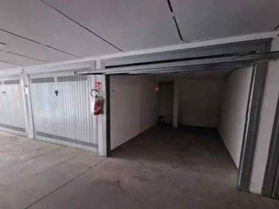 Immagine 2 di Garage in vendita  in Via Pietro Romani a Roma