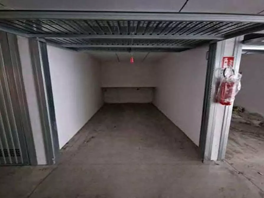 Immagine 2 di Garage in vendita  in Via Pietro Romani a Roma