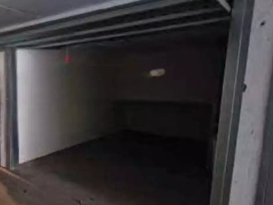 Immagine 2 di Garage in vendita  in Via Pietro Romani  a Roma