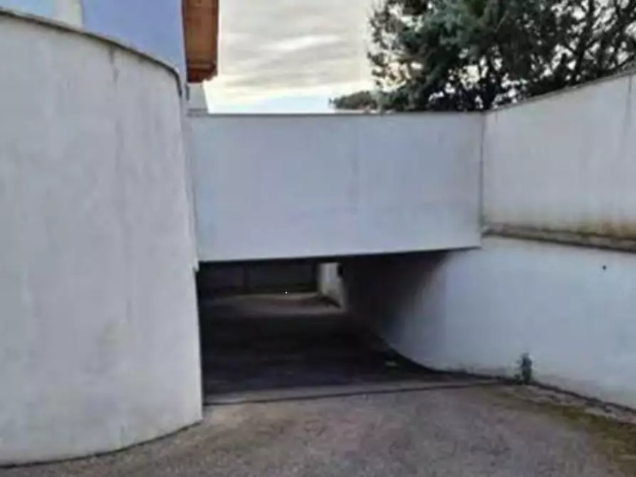 Immagine 1 di Garage in vendita  in Via Pietro Romani  a Roma