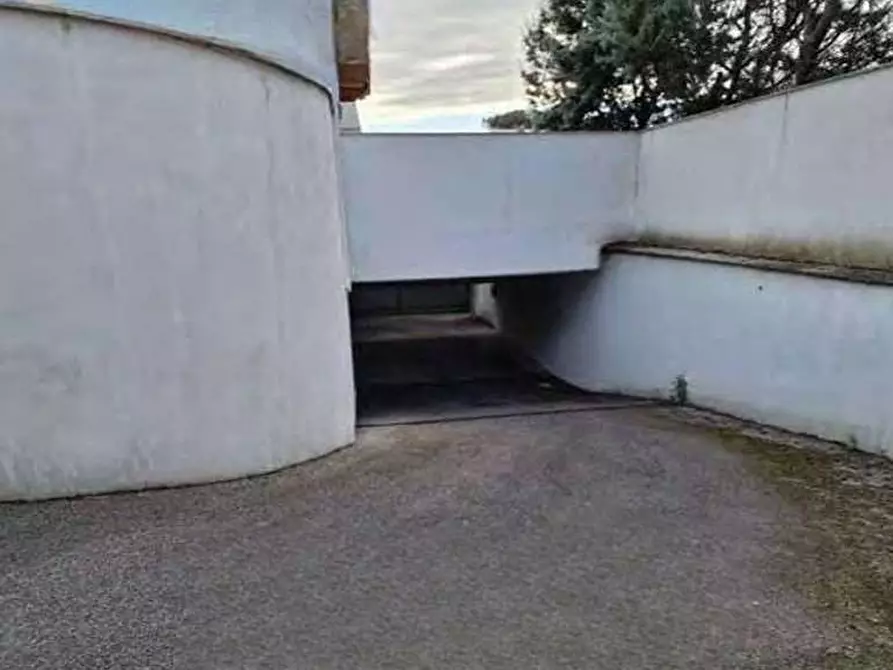 Immagine 2 di Garage in vendita  in Via Pietro Romani a Roma