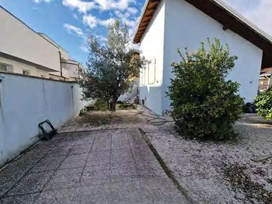 Immagine 3 di Villa in vendita  in Via Pietro Romani a Roma