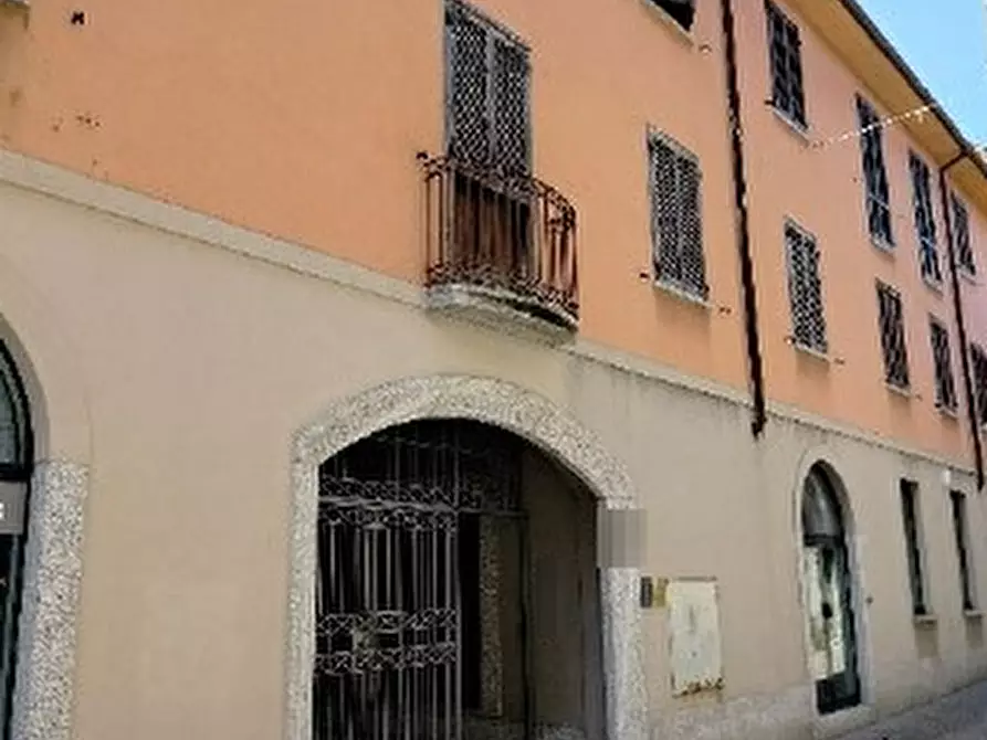 Immagine 1 di Negozio in vendita  in Via Camillo Benso Conte di Cavour  a Oggiono