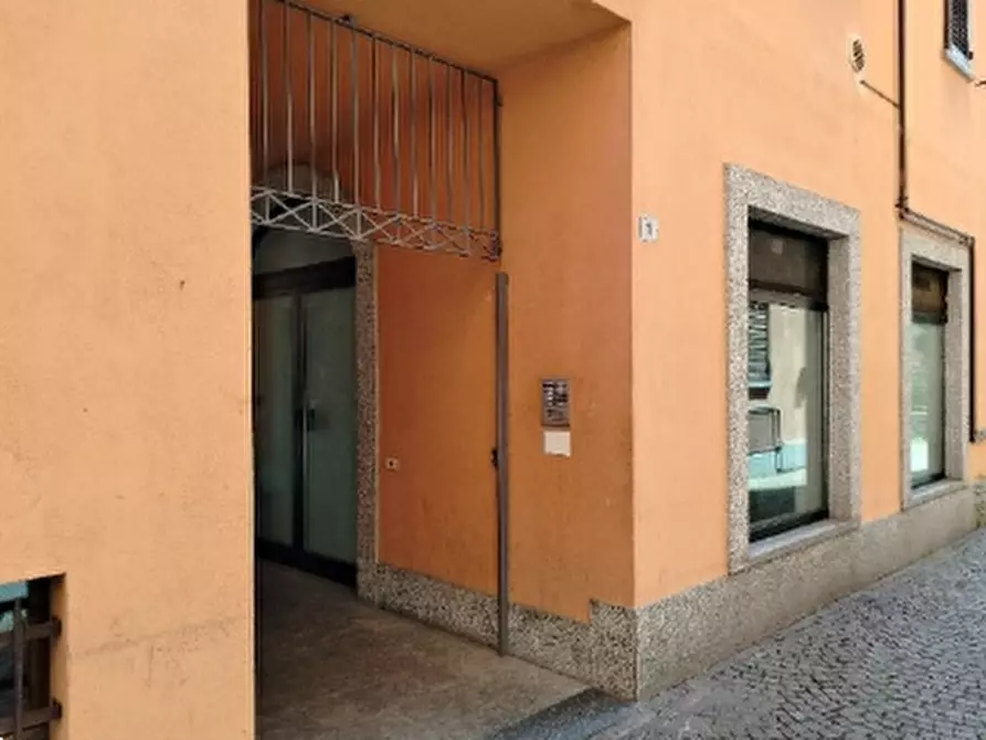 Immagine 4 di Negozio in vendita  in Via Camillo Benso Conte di Cavour  a Oggiono