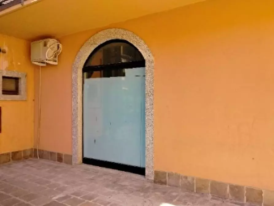 Immagine 14 di Negozio in vendita  in Via Camillo Benso Conte di Cavour  a Oggiono