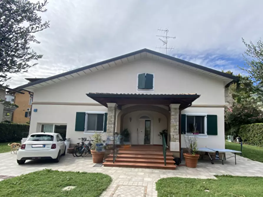 Immagine 2 di Villa in vendita  in Via Giacomo Puccini a Desenzano Del Garda