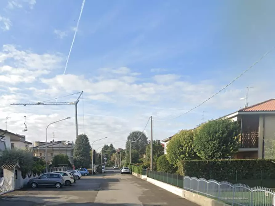 Immagine 3 di Stabile in vendita  in Via Anemone a Dalmine