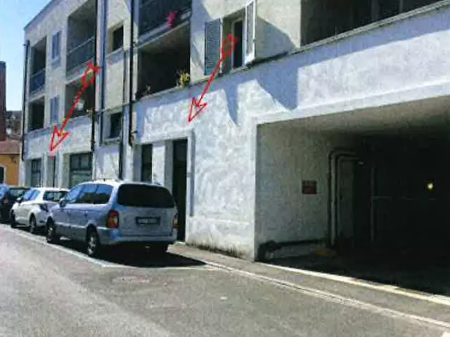 Immagine 2 di Negozio in vendita  in Via del Melograno a Prato