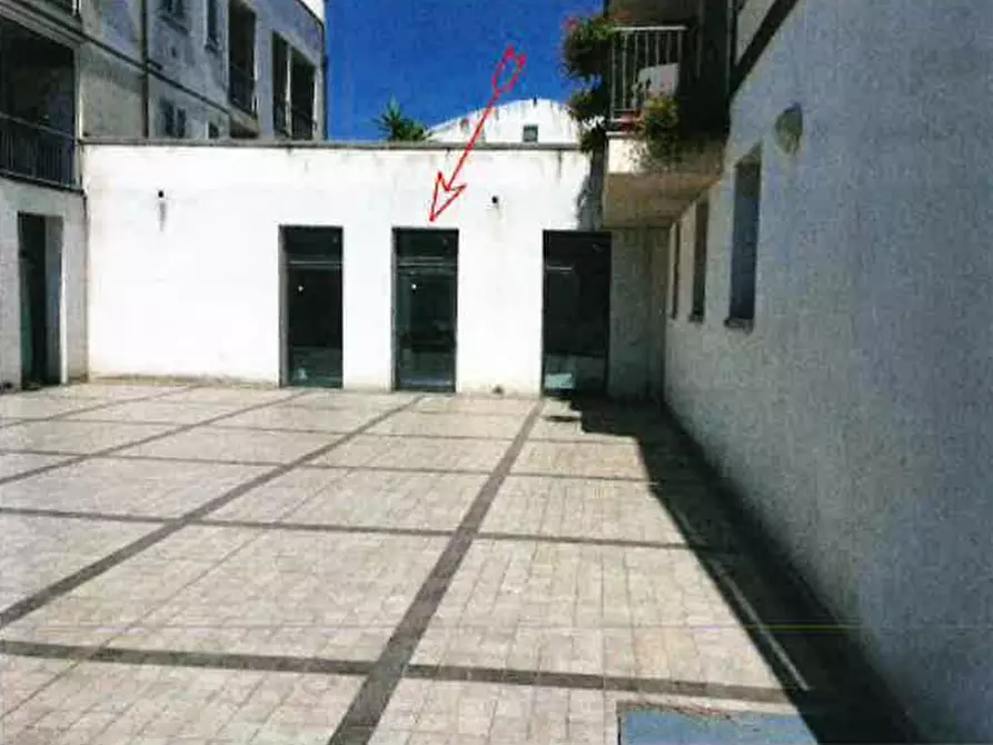 Immagine 3 di Negozio in vendita  in Via del Melograno a Prato