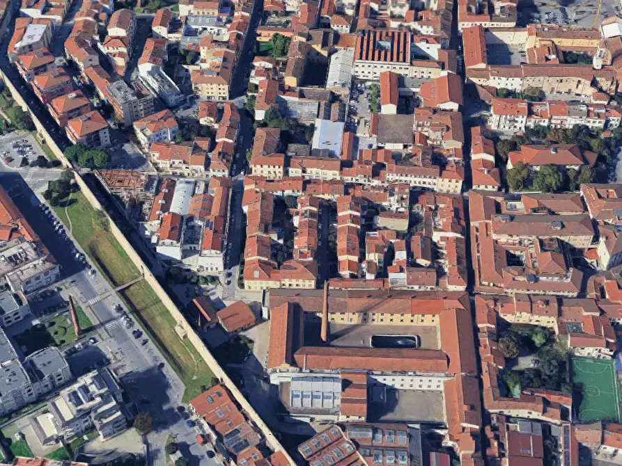 Immagine 7 di Negozio in vendita  in Via del Melograno a Prato