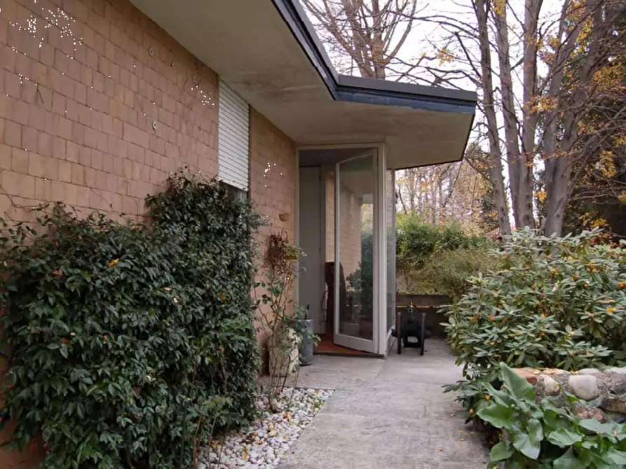 Immagine 1 di Villa in vendita  in Via Mazzini a Albizzate