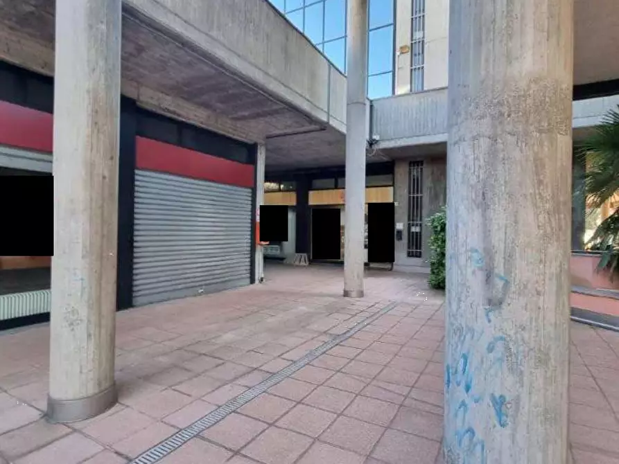 Immagine 1 di Negozio in vendita  in Via Gioacchino Rossini a Legnano