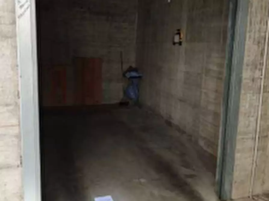 Immagine 2 di Garage in vendita  in Corso Leonardo da Vinci  a Gallarate