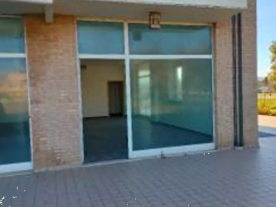 Immagine 2 di Negozio in vendita  in Via Siracusa a Porto Sant'elpidio