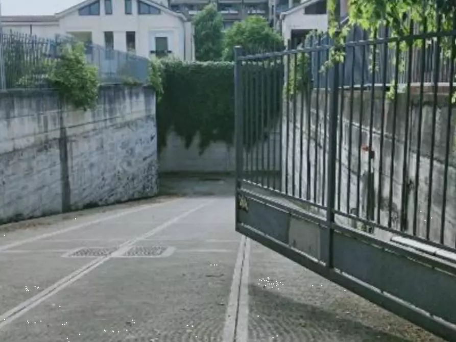 Immagine 2 di Garage in vendita  in Corso Leonardo da Vinci a Gallarate