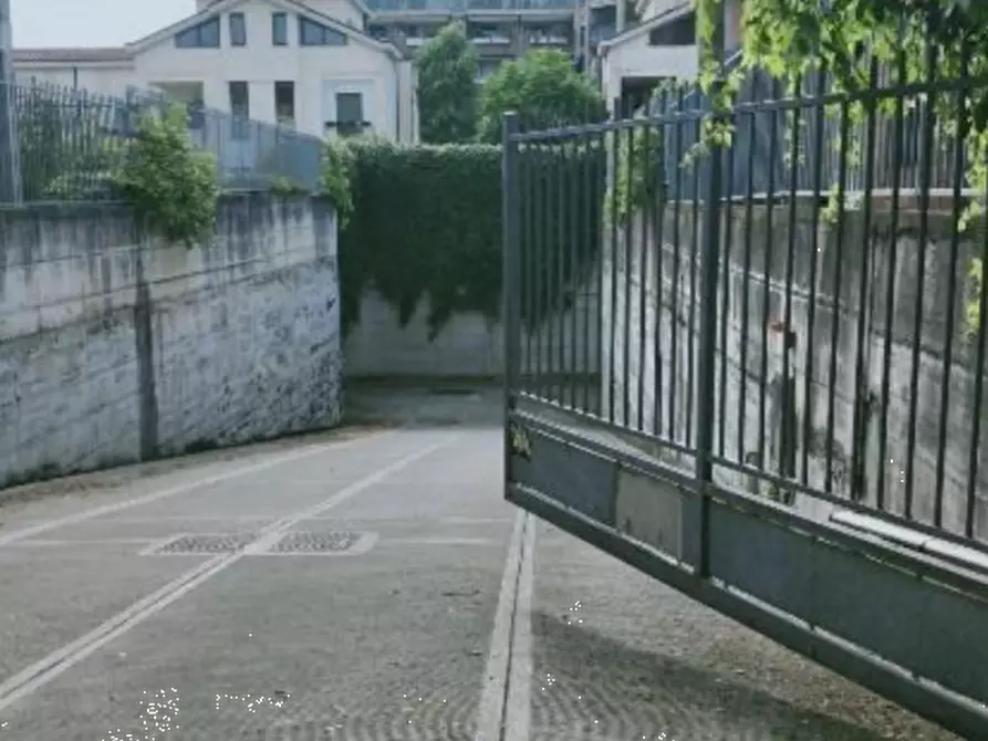 Immagine 1 di Garage in vendita  in Corso Leonardo da Vinci a Gallarate