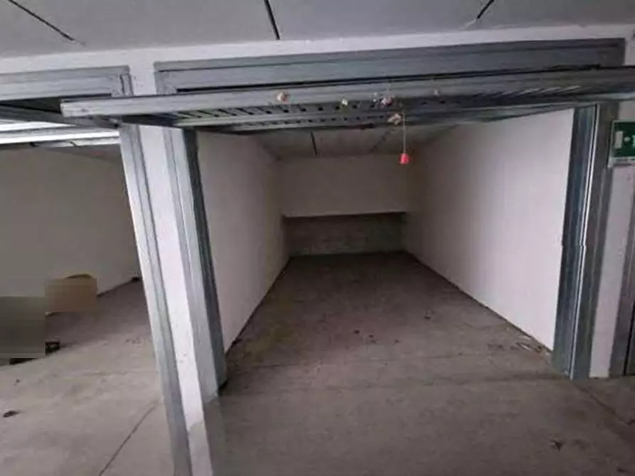 Immagine 1 di Garage in vendita  in Via Pietro Romani a Roma