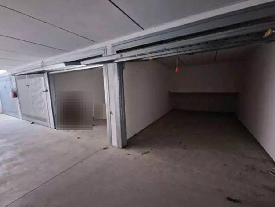 Immagine 2 di Garage in vendita  in Via Pietro Romani a Roma