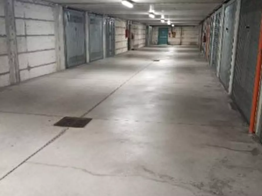 Immagine 2 di Garage in vendita  in Via Alessandro Manzoni a Villasanta