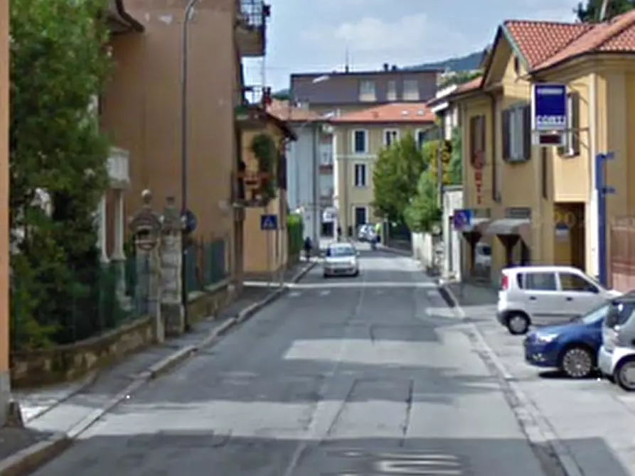 Immagine 5 di Negozio in vendita  in Via Giuseppe Mazzini a Erba