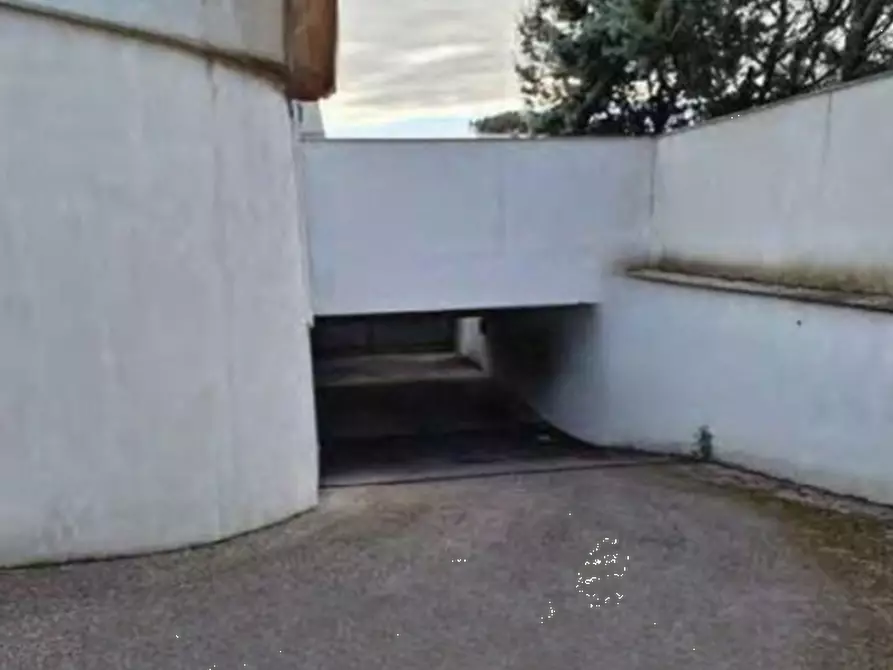Immagine 1 di Garage in vendita  in Via Pietro Romani a Roma