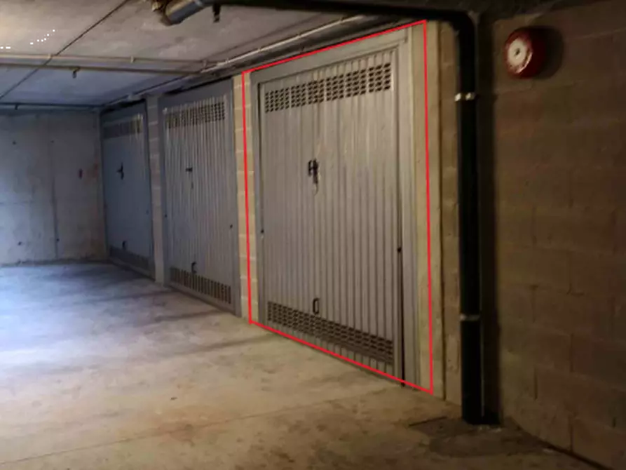 Immagine 1 di Garage in vendita  in Via Piero Calamandrei a Cologno Monzese