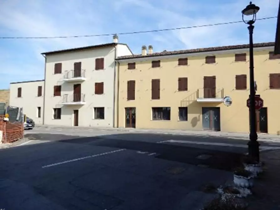 Immagine 1 di Appartamento in vendita  in Piazza Cesare Battisti a Moglia