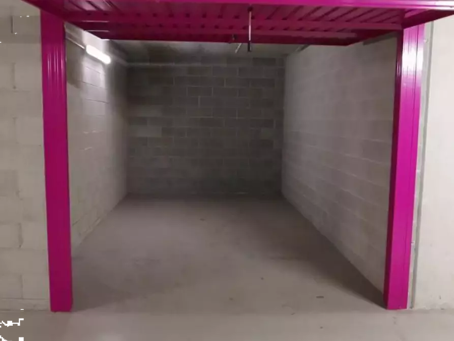 Immagine 1 di Garage in vendita  in Via Carlo Imbonati a Milano