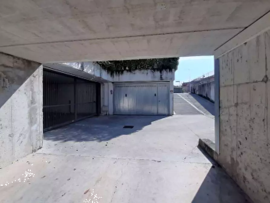 Immagine 1 di Garage in vendita  in Via Alessandro Volta a Cassano D'adda