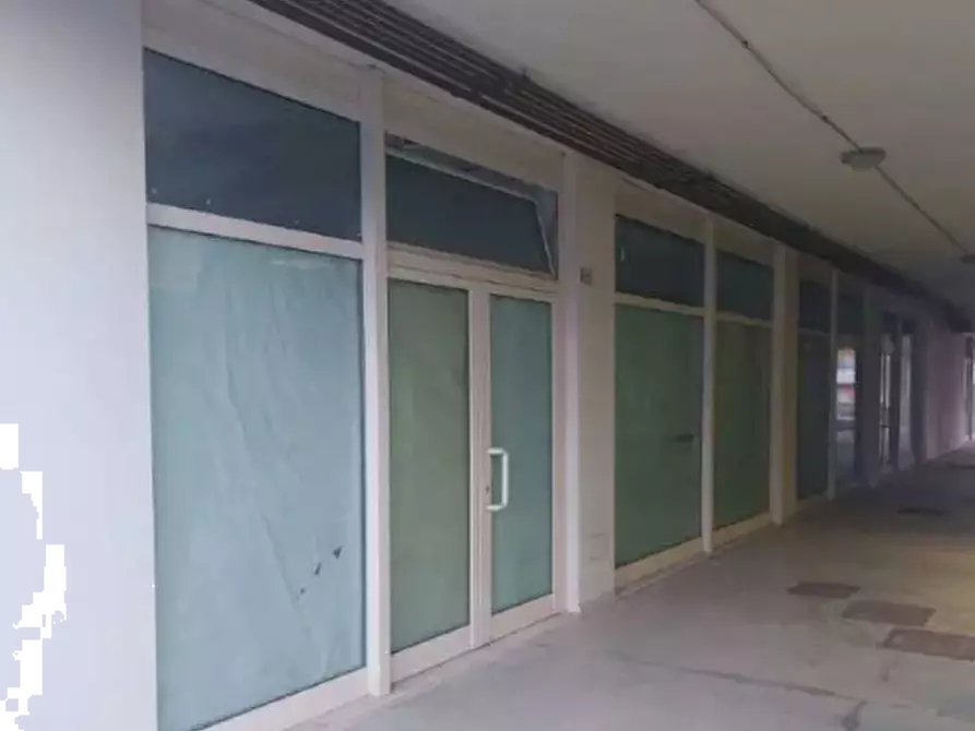 Immagine 6 di Negozio in vendita  in  Via IV Novembre a Colli Al Metauro