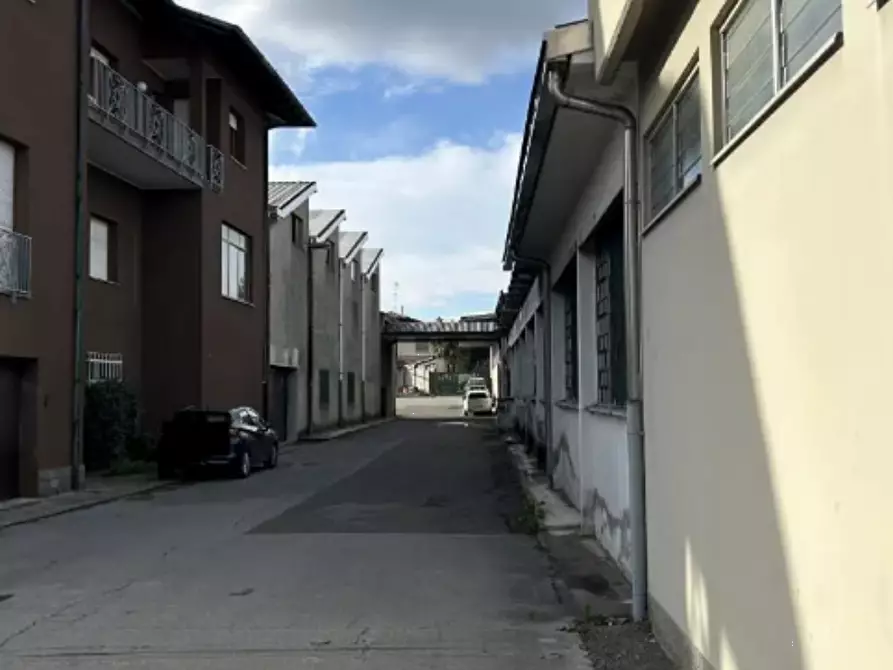 Immagine 1 di Capannone industriale in vendita  in Via Alessandro Volta a Vertemate Con Minoprio