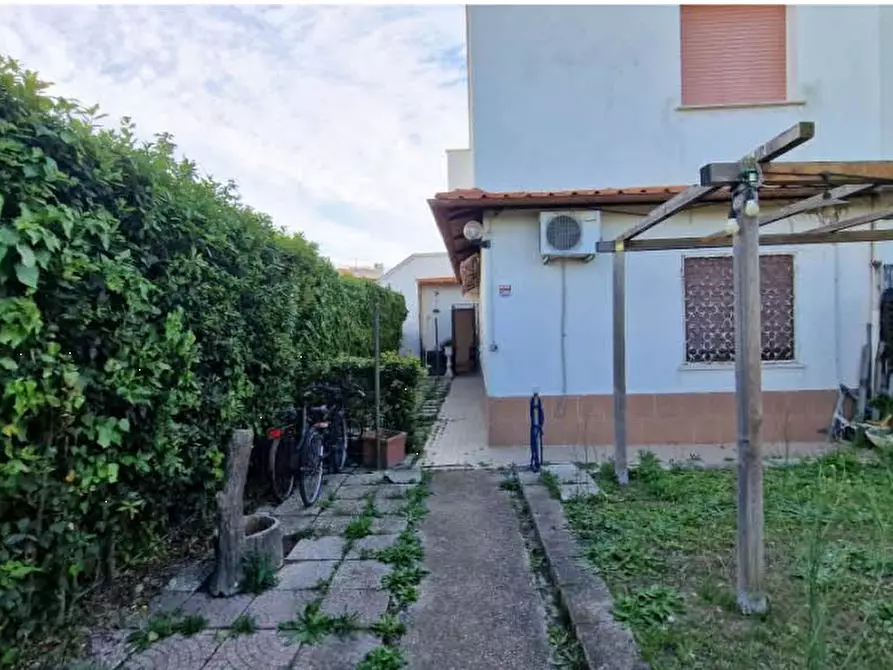 Immagine 5 di Appartamento in vendita  in Via Lago Trasimeno a Pomezia