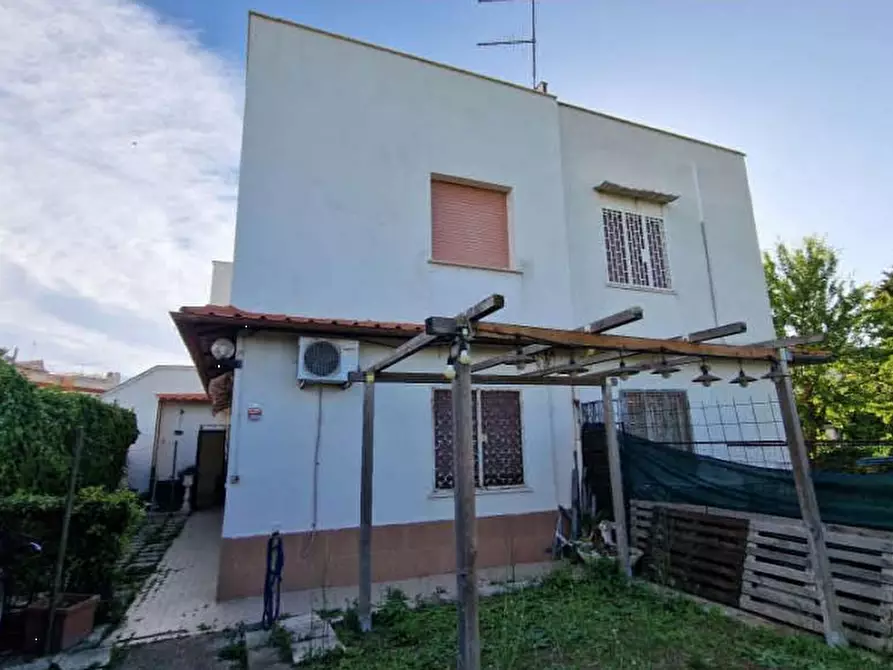 Immagine 6 di Appartamento in vendita  in Via Lago Trasimeno a Pomezia