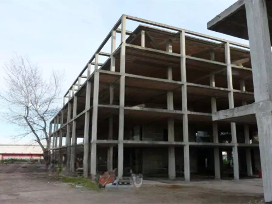 Immagine 1 di Stabile in vendita  in Via delle Case Rosse a Roma