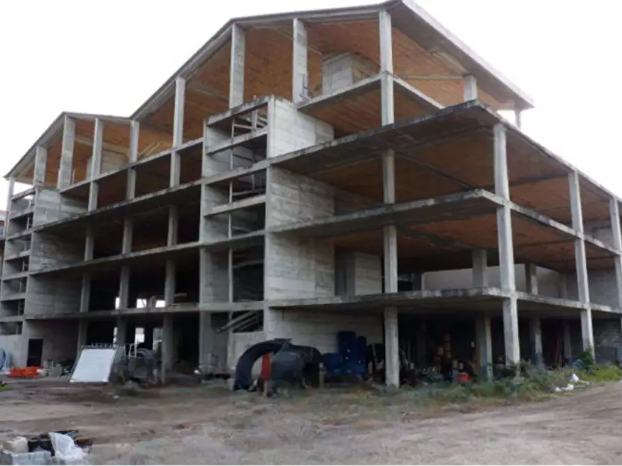 Immagine 2 di Stabile in vendita  in Via delle Case Rosse a Roma