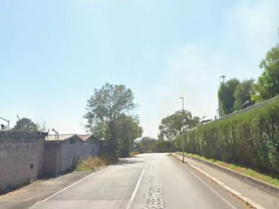 Immagine 4 di Stabile in vendita  in Via delle Case Rosse a Roma