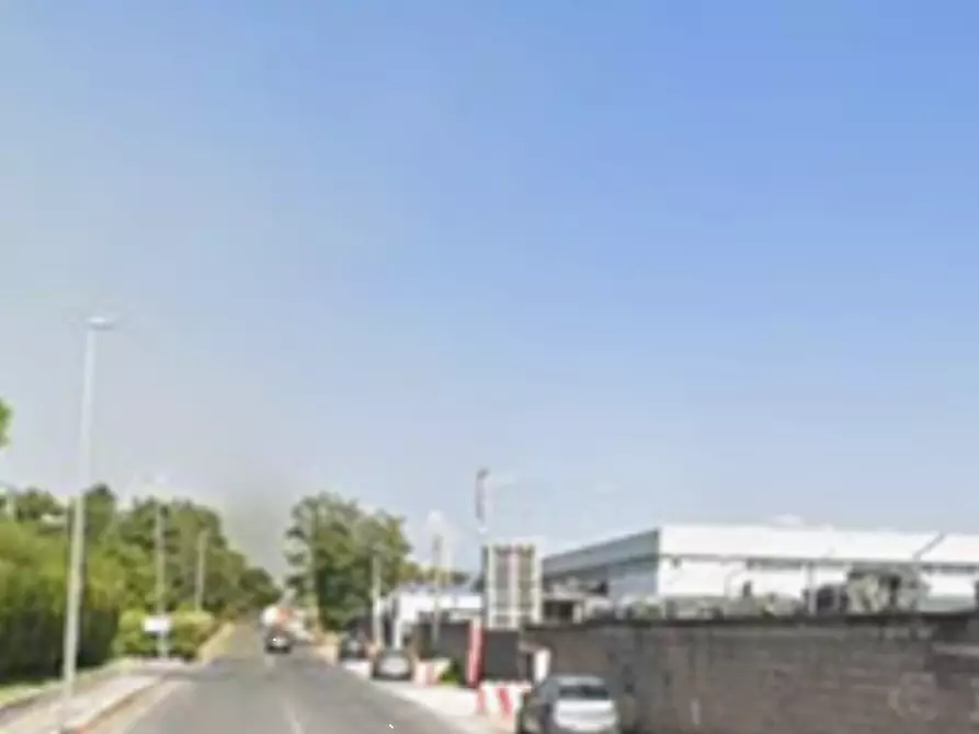 Immagine 5 di Stabile in vendita  in Via delle Case Rosse a Roma