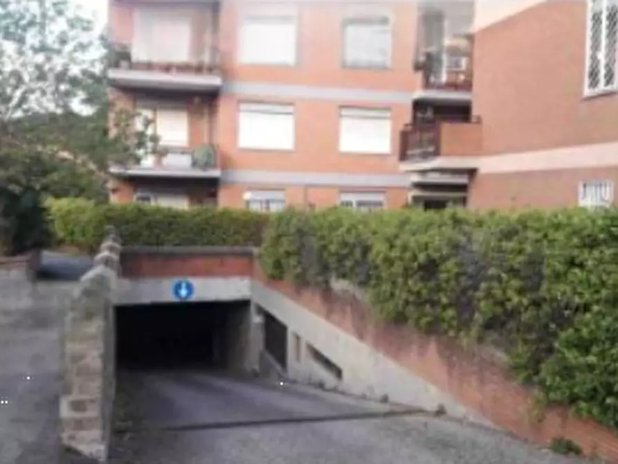 Immagine 1 di Garage in vendita  in Via Edmondo De Amicis a Marino