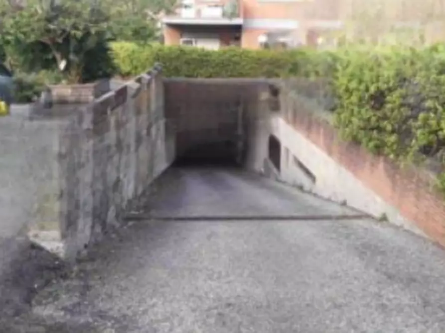 Immagine 2 di Garage in vendita  in Via Edmondo De Amicis a Marino