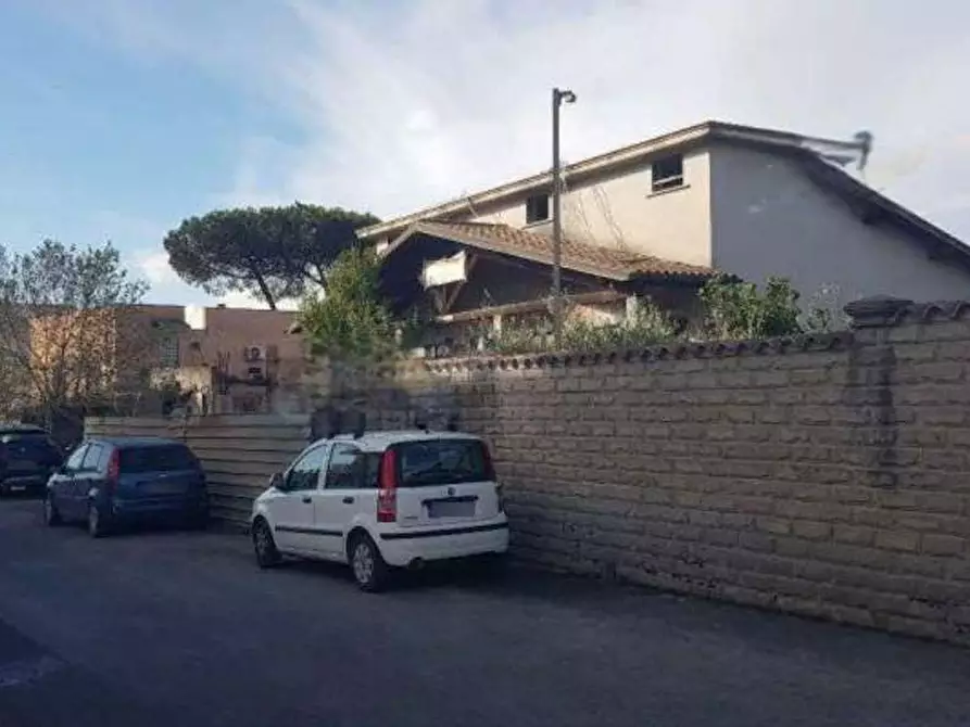 Immagine 3 di Stabile in vendita  in Via Carlo Casini a Roma