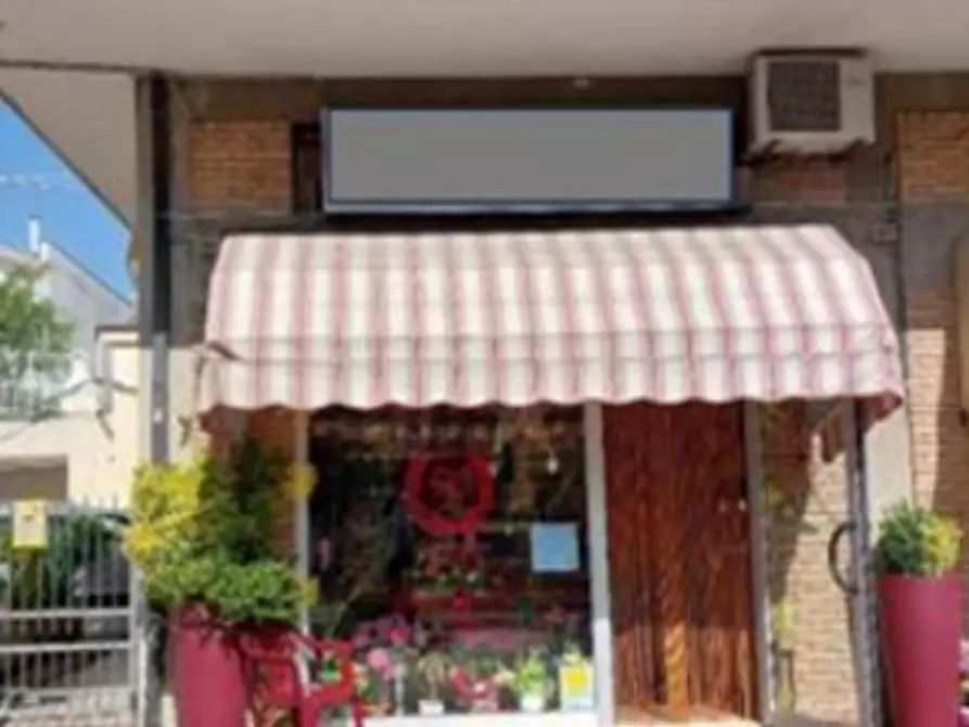 Immagine 2 di Negozio in vendita  in Via Tavoleto a San Clemente
