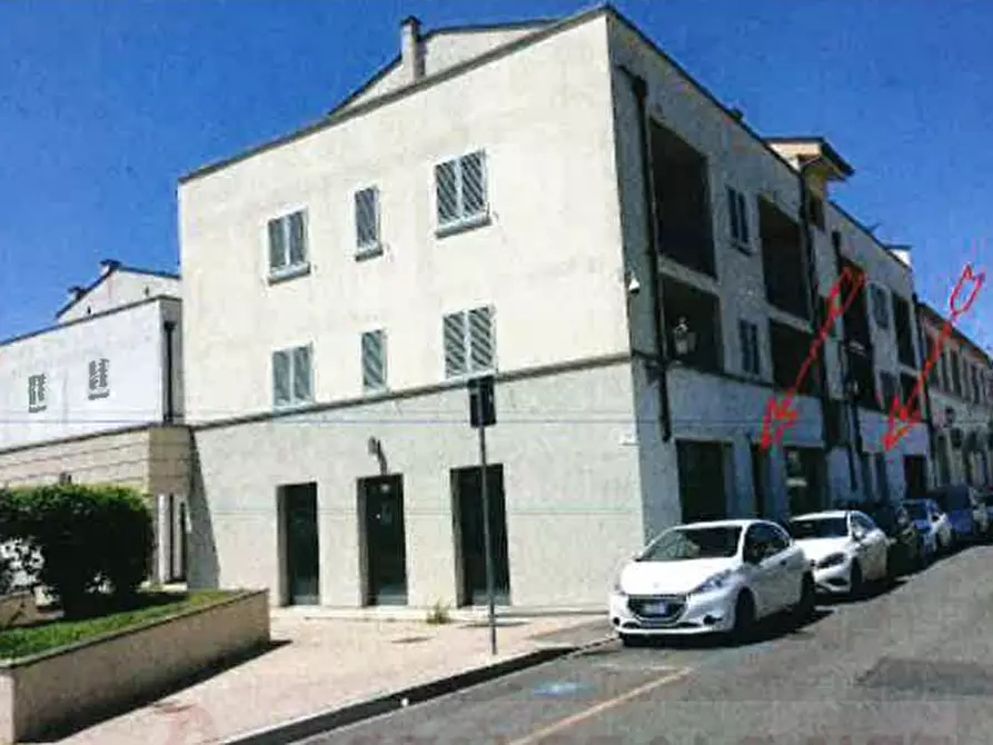 Immagine 1 di Negozio in vendita  in Via del Melograno a Prato